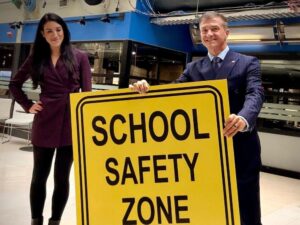 New school-zone signs too large for Ottawa street poles, councillor says